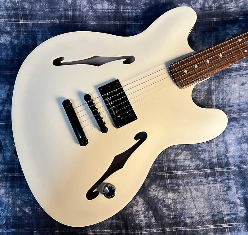 Fender Tom DeLonge Starcaster 2024 - Present - Olympic White - 6.5 Lbs. - G02897 - Authorized Dealer