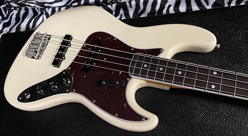 UNPLAYED ! 2023 American Vintage II 1966 Jazz Bass - Olympic White