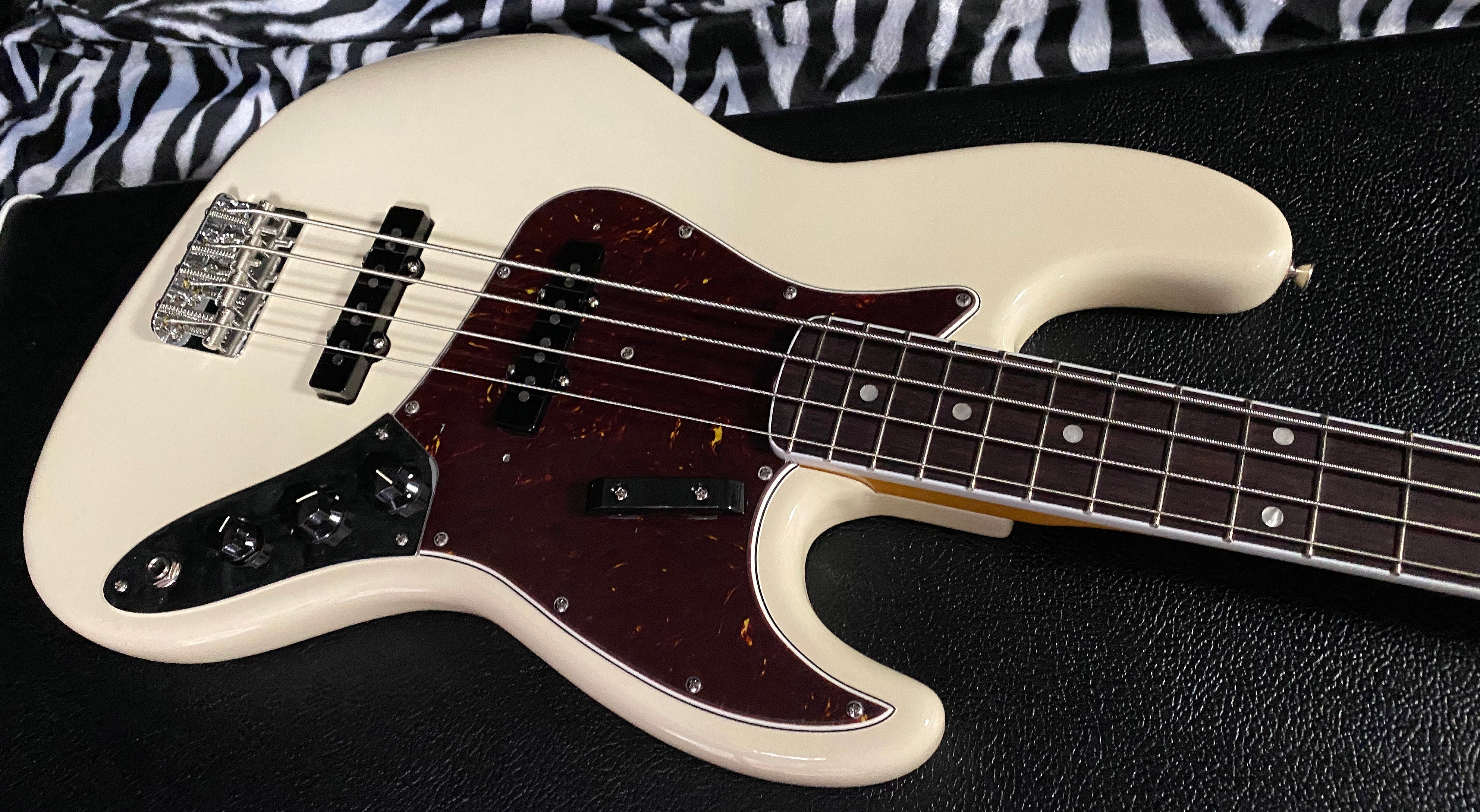 UNPLAYED ! 2023 American Vintage II 1966 Jazz Bass - Olympic White - Authorized Dealer - SAVE BIG! Only 9.1lbs