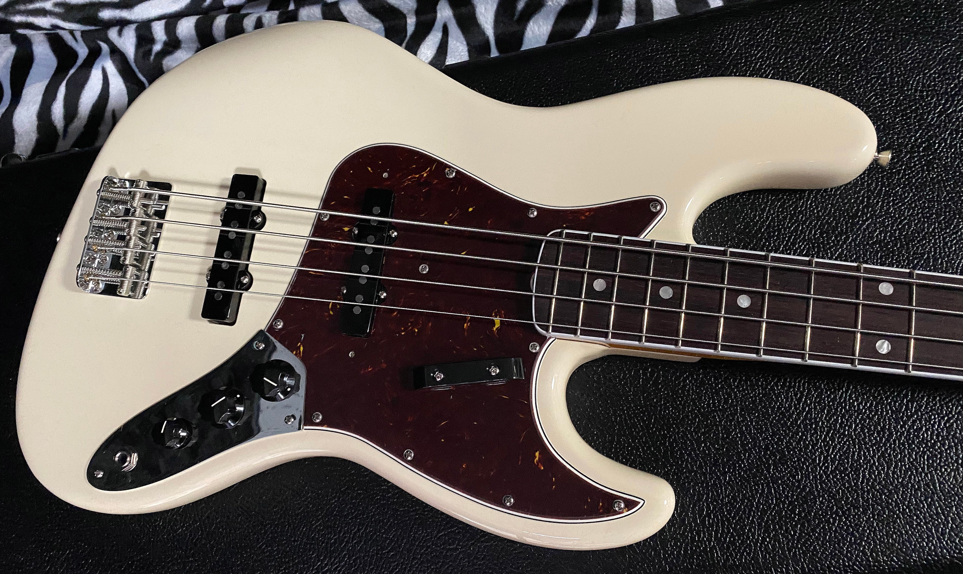 UNPLAYED ! 2023 American Vintage II 1966 Jazz Bass - Olympic White - Authorized Dealer - SAVE BIG! Only 9.1lbs