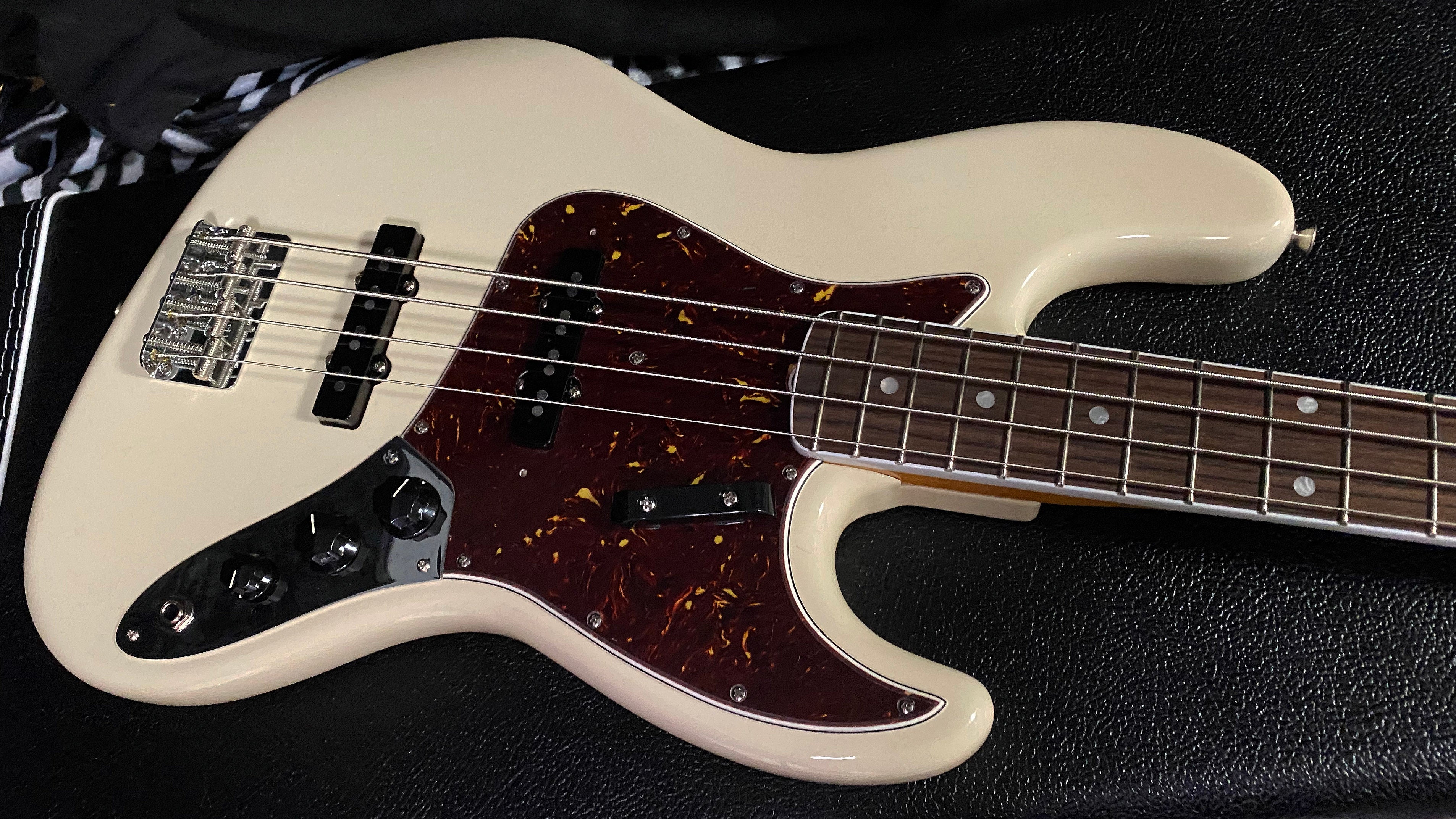 OPE BOX ! 2023 American Vintage II 1966 Jazz Bass - Olympic White - Authorized Dealer In-Stock! Only 9lbs - G01199