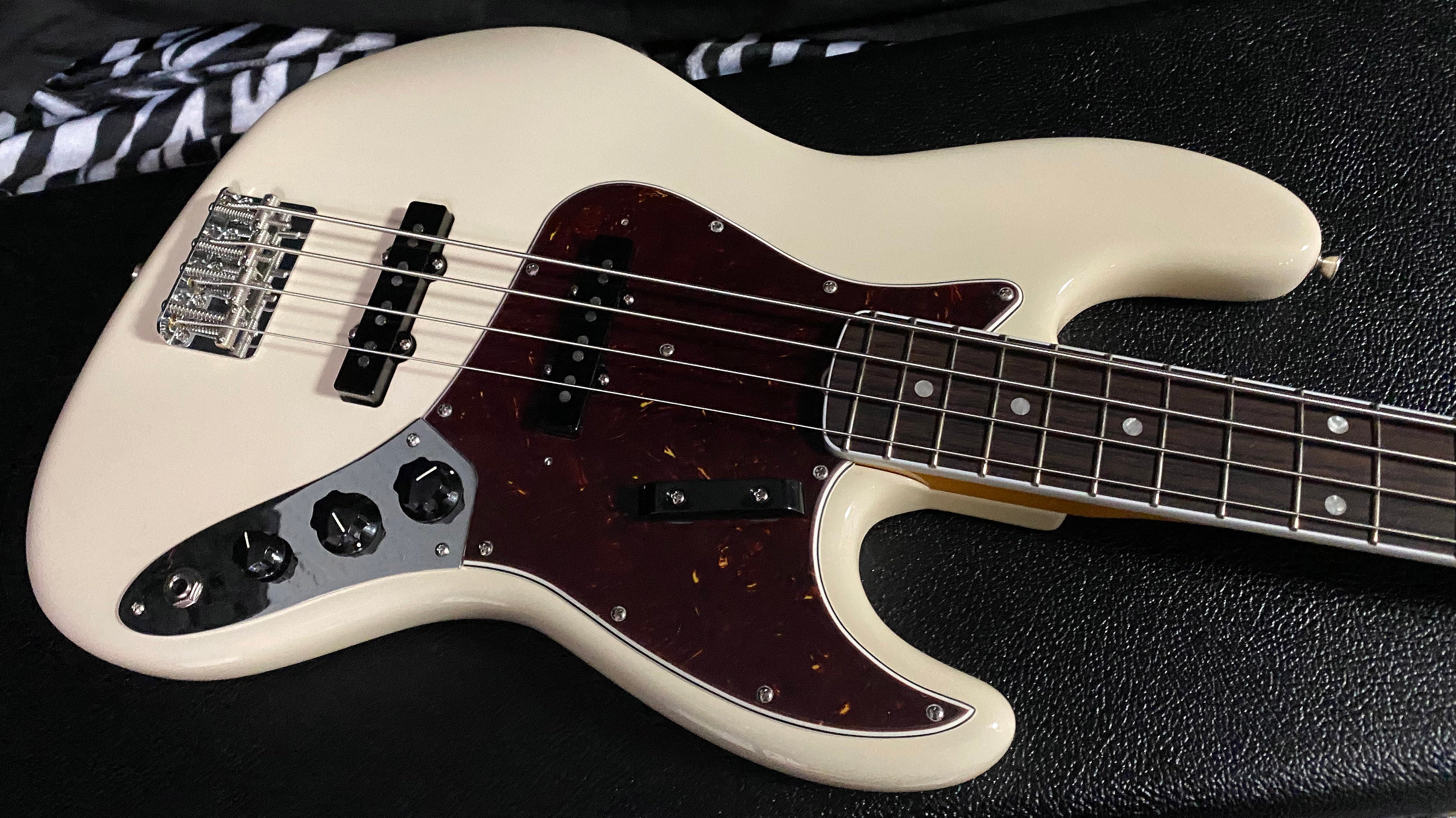 NEW ! 2023 American Vintage II 1966 Jazz Bass - Olympic White - Authorized Dealer In-Stock! Only 9.2lbs - G01332