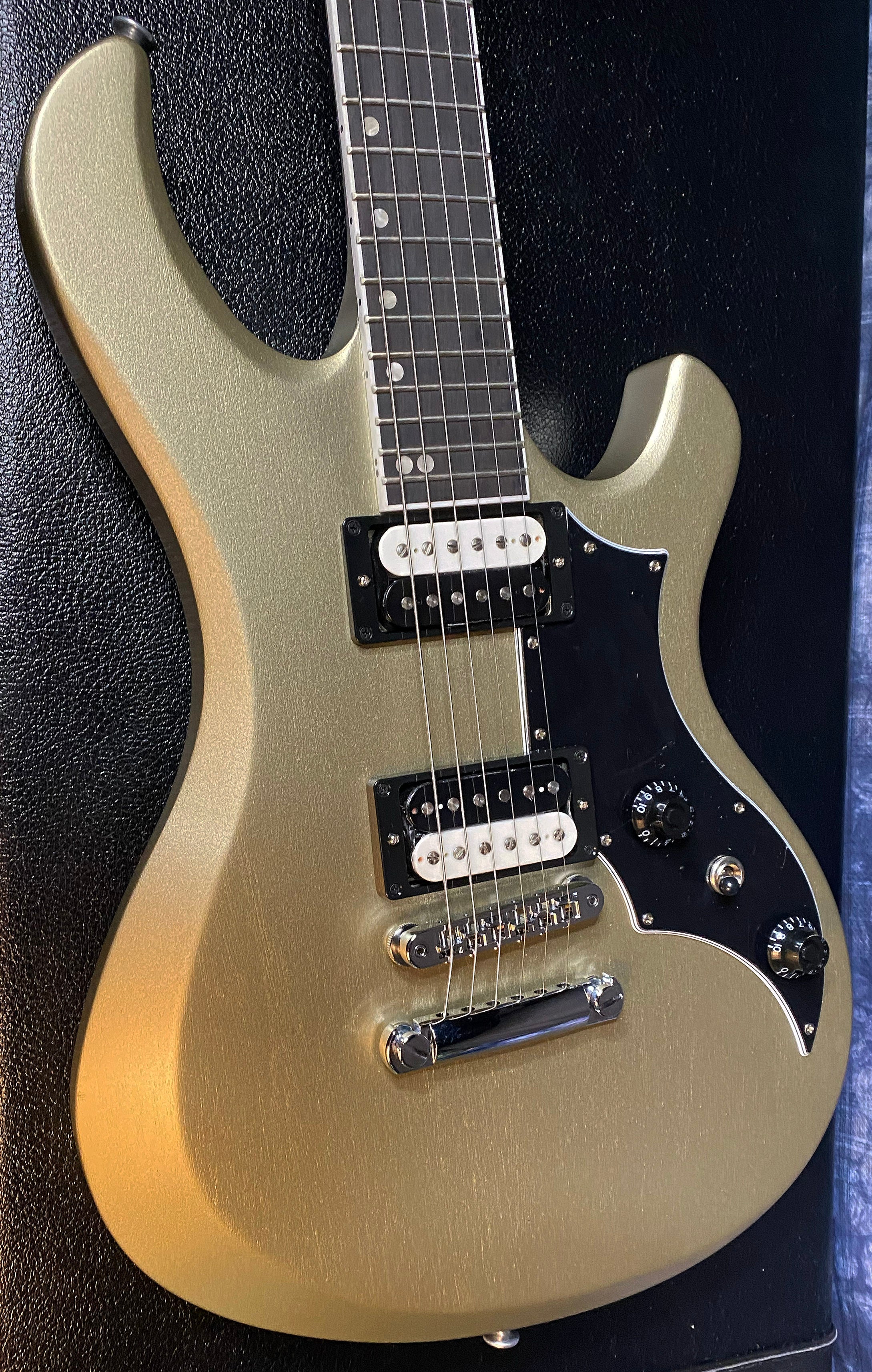 NEW! 2024 Gibson Victory Electric Guitar - Gold Mist Satin - Authorized Dealer - 6.65 lbs - G03568